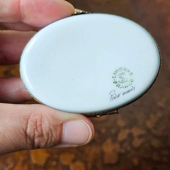 Limoges France Hand-Painted Porcelain Trinket Box Bear Reading Book - Picture 4 of 9